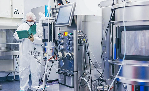Laboratory Technician in Cleanroom